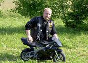 Uwe mit seinem Pocket-Bike